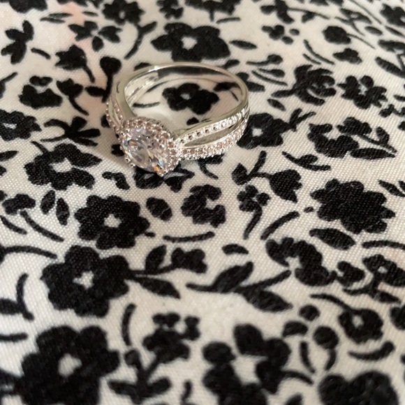 1.5k Diamond Engagement Ring; Platinum Gold - Picture 3 of 8